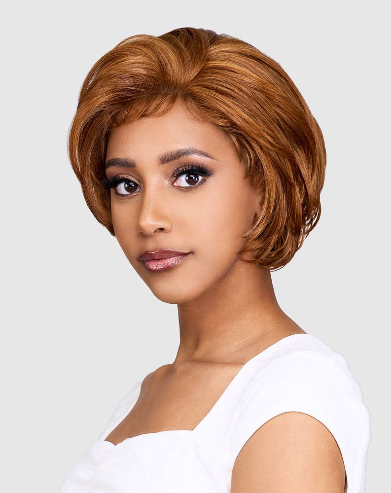Woman models Synthetic Lace Wigs 134 CANNA. She wears a short, voluminous auburn bob wig with side-swept bangs.