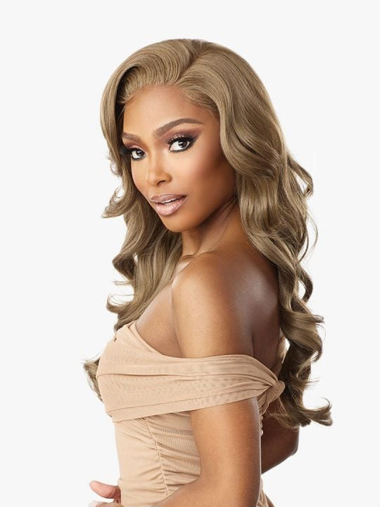 Woman models Sensationnel CLOUD 9 WHAT LACE? GLENNA wig. Long ash-blonde wavy hair, side-parted with loose curls.