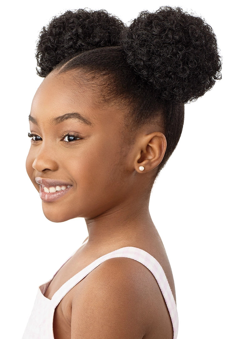 Young girl wearing LIL LOOKS Mini Duo Puffs, black curly hair styled in two high afro puffs.